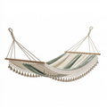 Hamac 200 x 100 cm en textile tissé vert et écru avec barres en bois style bohème
