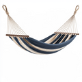 Hamac 200 x 150 cm en tissu bleu marine et écru avec barres en bois pour extérieur
